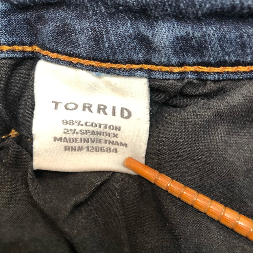 TORRID and AVA & VIV Denim Shorts 26 W - Picture 4 of 4